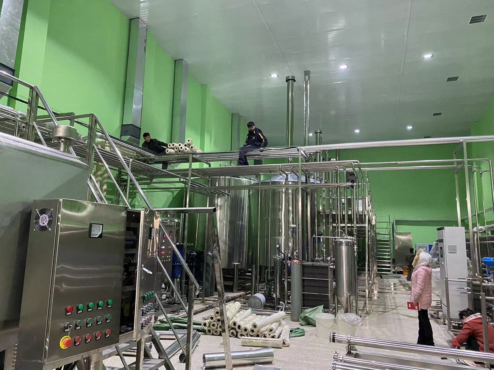 友好精酿啤酒设备厂—精酿啤酒设备制造:传承工艺与创新科技的交融